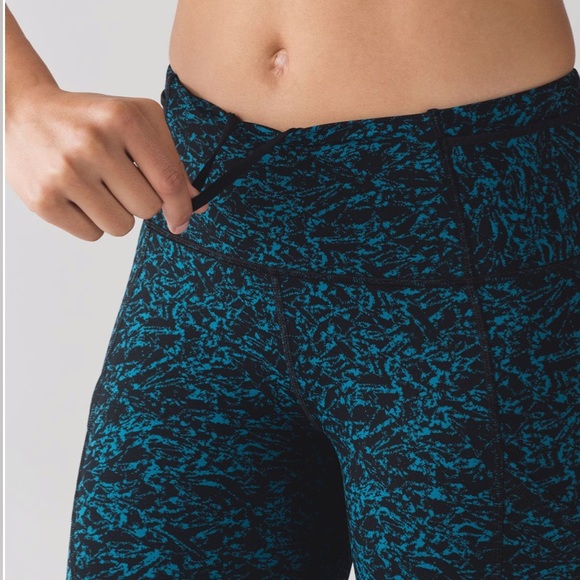 Lululemon Outrun 17" Crop in Iced Wave Capri Black - Picture 8 of 16